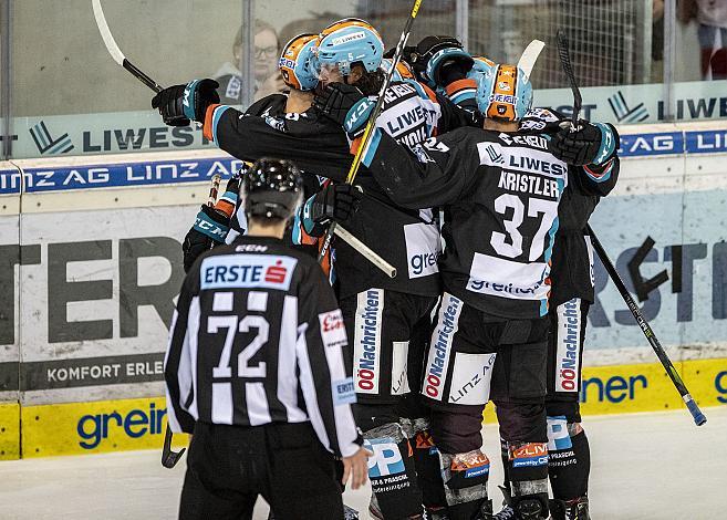 Im Bild:  Linz feiert, Eishockey,  EHC Liwest Black Wings Linz vs HC TWK Innsbruck Die Haie