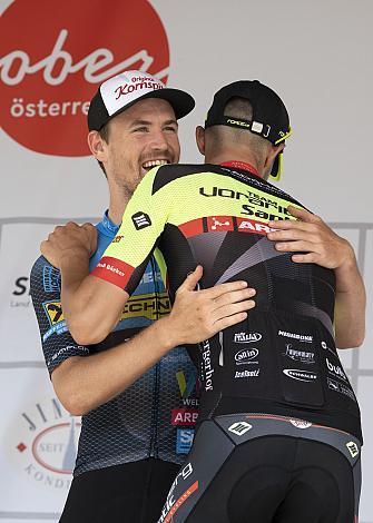 Stephan Rabitsch (AUT, Team Felbermayr Simplon Wels) gratuliert Jannik Steimle (GER, Team Vorarlberg Santic)  3. Etappe Traun - Ternberg, Radsport 10. Int. OOE Rundfahrt  