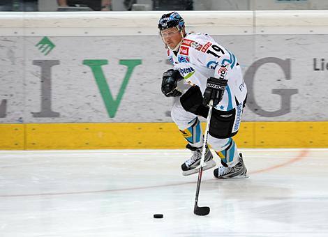 #19 Rob Shearer, Stuermer, Liwest Black Wings Linz setzt zum Angriff an.