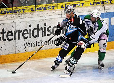 Daniel Oberkofler, Linz im Duell mit Petr Sachl, Laibach, Liwest Black Wings Linz vs. HDD TILIA Olimpija Ljubljana