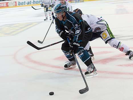 Rob Hisey, Linz und Florian Ondruschka, Straubing, EHC Liwest Black Wings Linz vs Straubing Tigers