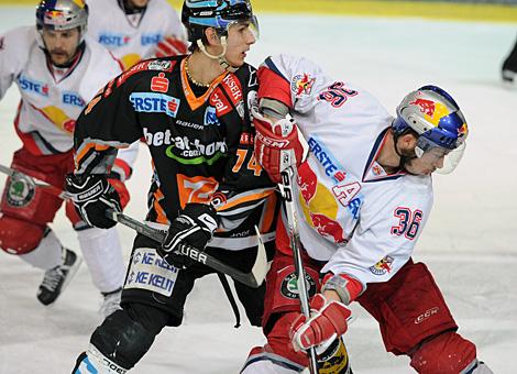 Daniel Oberkofler Liwest Black Wings Linz im Duell mit Marco Pewal EC Red Bull Salzburg