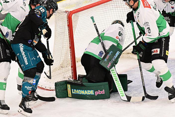 Brady Shaw (Steinbach Black Wings Linz) vor Tormann Lukas Horak (HK Olimpija Ljubljana), 3. Runde ICE, Steinbach Black Wings Linz vs Olimpija Ljubljana, Linz AG Eisarena