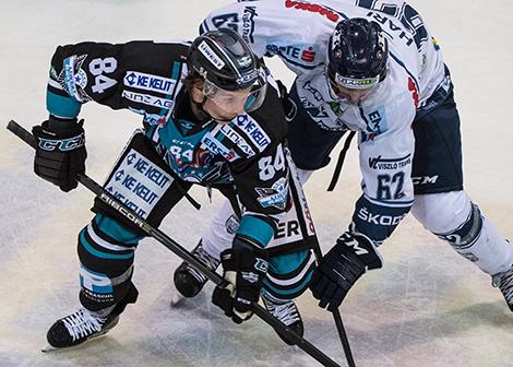Corey Locke (EHC Liwest Black Wings Linz) und Janus Hari (Fehervar AV 19),  EHC Liwest Black Wings Linz vs Fehervar AV 19