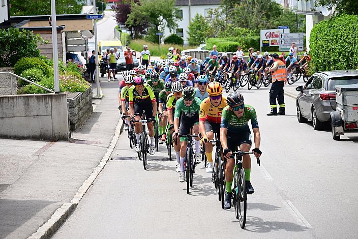 Das Peloton auf der 2. Etappe unterwegs von , Wels nach Aigen - Schlägl, 14. Int. Raiffeisen OÖ-Radrundfahrt UCI Kat. 2.2