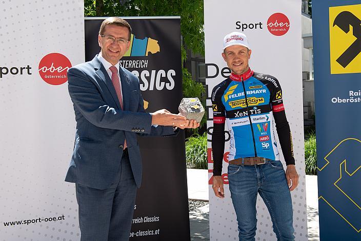 Wirtschafts- und Sport-Landesrat Markus Achleitner (Oberösterreich), Riccardo Zoidl (AUT, Team Felbermayr Simplon Wels)  Pressekonferenz Int. Raiffeisen Oberösterreich Rundfahrt (UCI Kat. 2.2) 