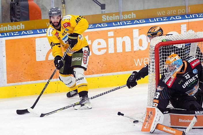 Raphael Andergassen (HC Pustertal Wölfe), Tormann Thomas Höneckl (Steinbach Black Wings Linz) Steinbach Black Wings Linz vs HC Pustertal Woelfe, 7. Runde ICE Hockey League, Steinbach Black Wings Linz, Linz AG Eisarena 