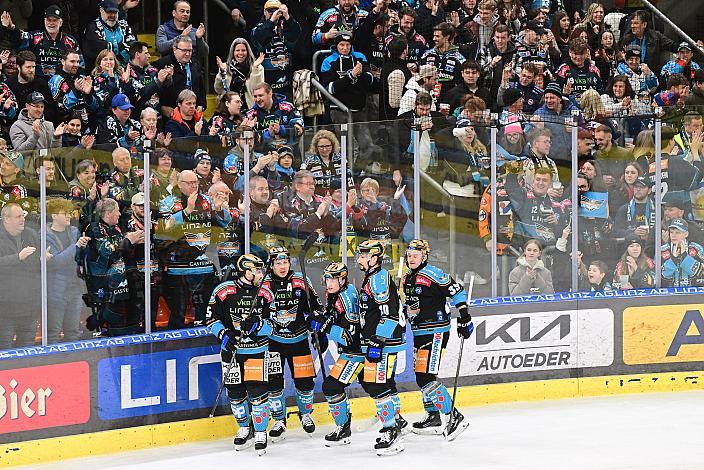 Die Steinbach Black Wings Linz feiern das Tor zum 3 zu 4 an der Bande, Win2Day ICE Hockey League,  1. Viertelfinale, Steinbach Black Wings Linz vs Moser Medical Graz 99ers,  Linz AG Eisarena