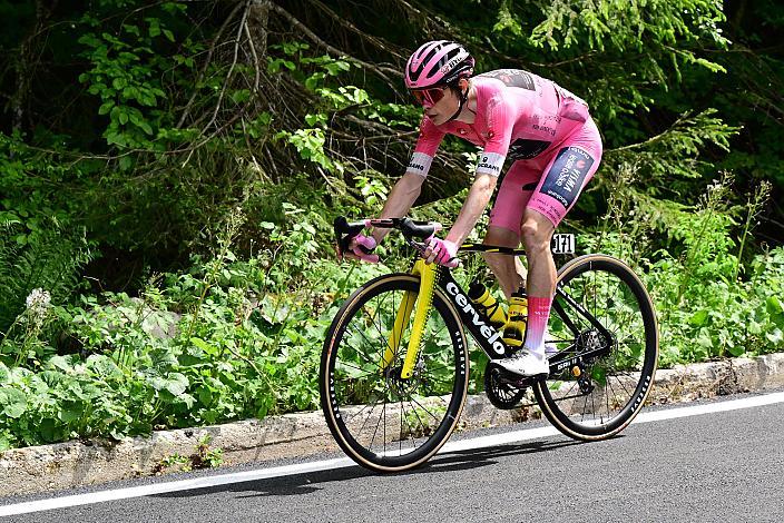 Im Rosa Trikot des Gesamtführenden des Giro d´ Italia Jonas Vingegaard (DEN, Team Visma - Lease a Bike), Gemona del Friuli 1976-2026 - Piancavallo, 109. Giro d Italia