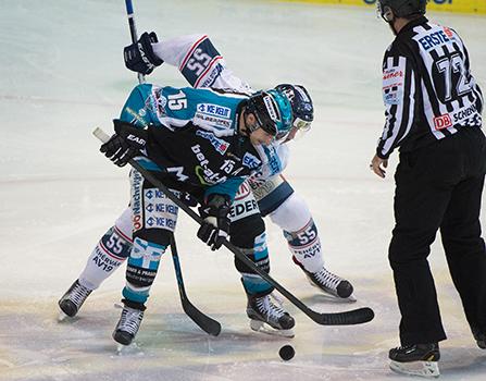 Brett McLean (EHC Liwest Black Wings Linz) und Andrew Sarauer (Fehervar AV 19), lEHC Liwest Black Wings Linz vs Fehervar AV 19