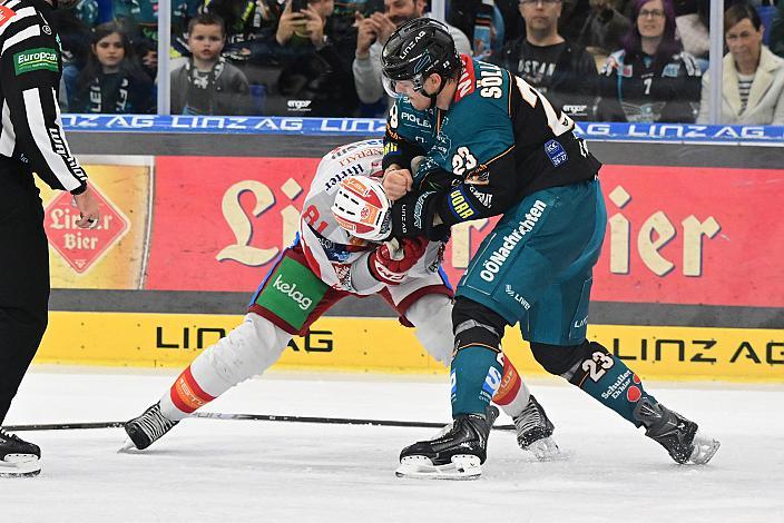 Finn van Ee (EC KAC) kämpft mit Patrick Söllinger (Steinbach Black Wings Linz), 8. Runde ICE, Steinbach Black Wings Linz vs EC KAC, Linz AG Eisarena 