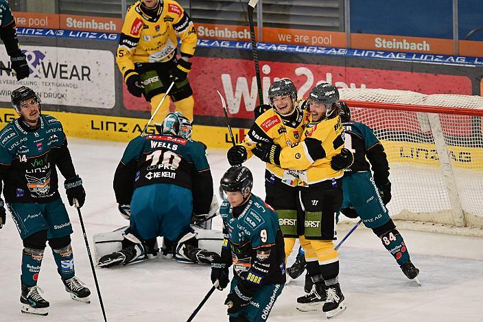 Das Team HC Falkensteiner Pustertal feiert das Tor zum 1 zu 1, 9. Runde ICE, Steinbach Black Wings Linz vs HC Falkensteiner Pustertal, Linz AG Eisarena 