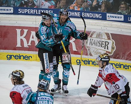 Mario Altmann (EHC Liwest Black Wings Linz) und Patrick Spannring (EHC Liwest Black Wings Linz) feiern,  EHC Liwest Black Wings Linz vs HC Orli Znojmo