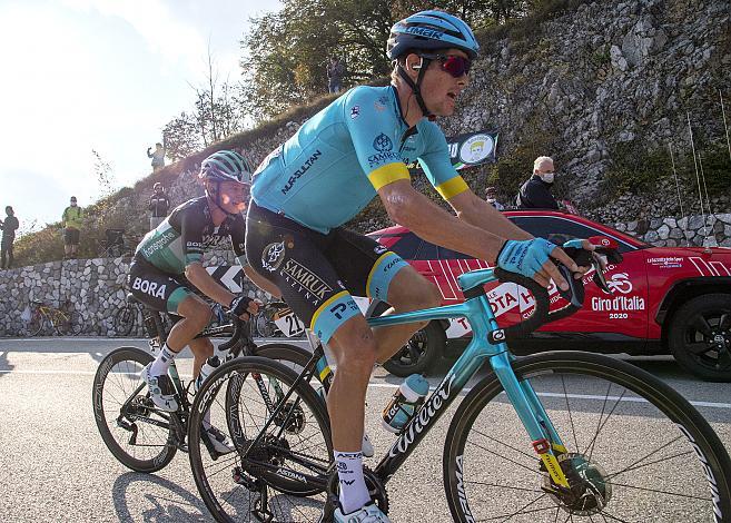 Jakub Fuglsang (DEN, Astana Pro Team) im Hintergrund Peter Stuppacher, Präsidenten der Jury des Giro, Stage 15,  Base Aerea Rivolto  ›  Piancavallo   (185k) 15. Etappe, 103. Giro d Italia 