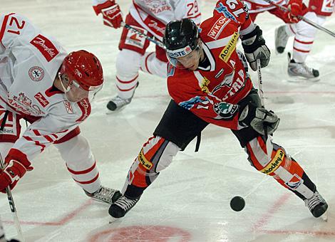 #19 Philipp Lukas, Stuermer, Team Austria beim Bully im Duell mit der #21 Dohr Dresler, Team Danmark.