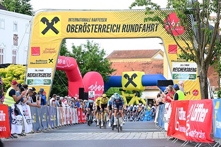 Das Peloton unterwegs im Innviertel, 2. Etappe Eferding - Reichersberg, Oberösterreich Rundfahrt