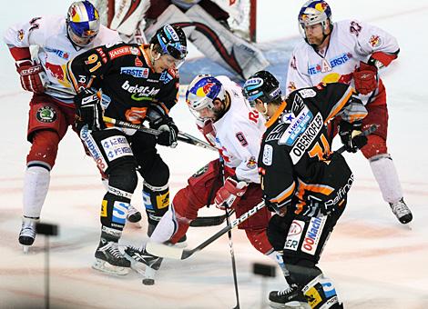 Martin Grabher Meier Liwest Black Wings Linz im Duell mit Thomas Koch EC Red Bull Salzburg