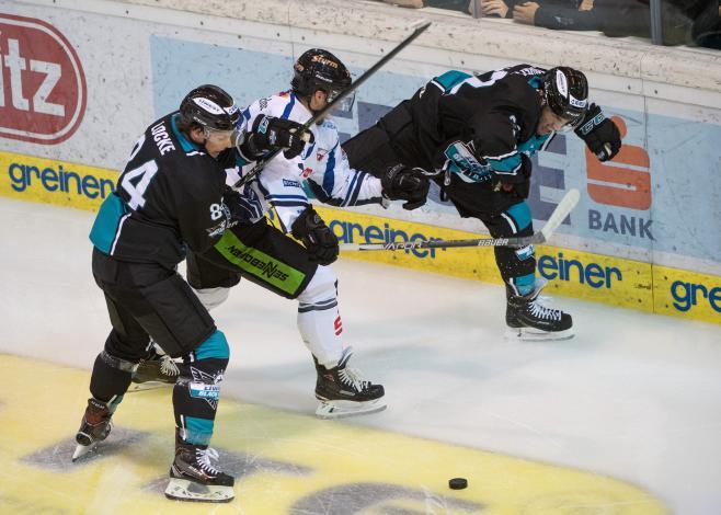  Corey Locke (EHC Liwest Black Wings Linz), Colton Jobke (Straubing Tigers), Jake Dowell (EHC Liwest Black Wings Linz) EHC Liwest Black Wings Linz  vs Straubing Tigers