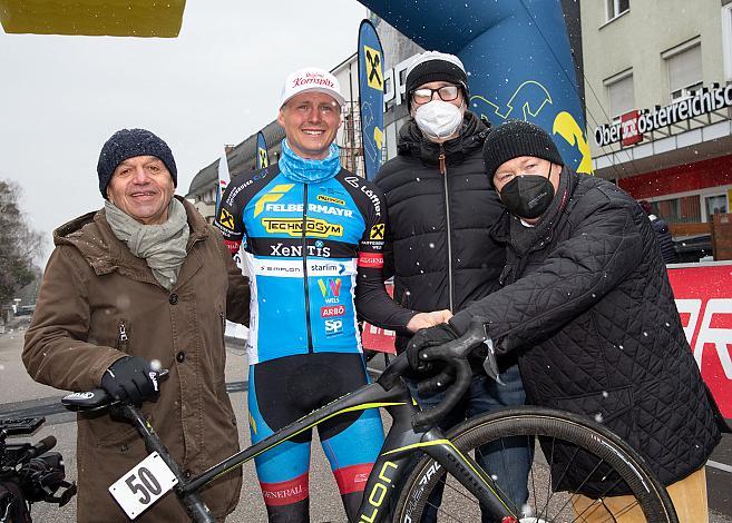 v.l. Paul Resch (Präsident LRV Oberösterreich), Moran Vermeulen (AUT, Team Felbermayr Simplon Wels),  Harald J. Mayer (ÖRV, Präsident Österreichischer Radsportverband), Herren Elite, U23, Radliga, 60. Radsaison-Eröffnungsrennen Leonding, Oberösterreich 