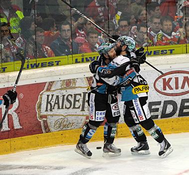 Justin Keller und Rob Hisey, Linz jubeln, EHC Liwest Black Wings Linz vs. EC KAC Finale 5