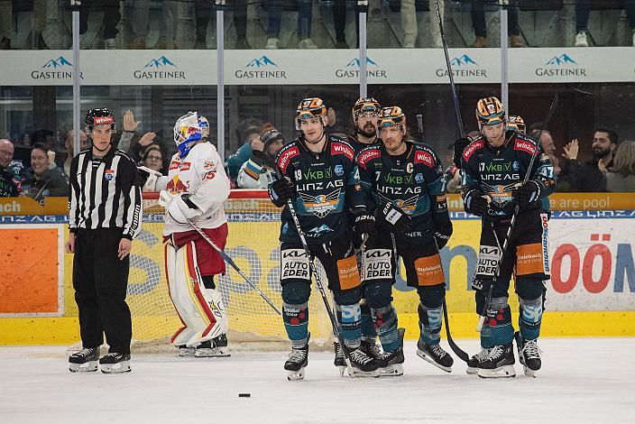 Brian Lebler (Steinbach Black Wings Linz) feiert das Tor zum 3 zu 2,Steinbach Black Wings Linz vs EC Red Bull Salzburg, Playoffs, 2. Viertelfinale, Linz AG Eisarena