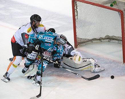 Brett McLean (EHC Liwest Black Wings Linz) und Florian Hardy (Dornbirner Eishockey Club), EHC Liwest Black Wings Linz vs Dornbirner Eishockey Club