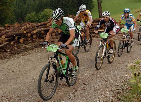 Nr.1 Willi Vorderderfler, Team Hrinkow Bikes im ersten Anstieg.
