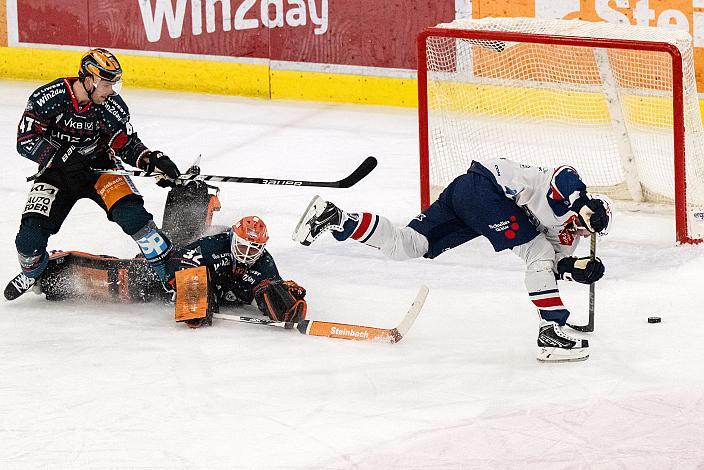 Logan Roe (Steinbach Black Wings Linz), Tormann Rasmus Tirronen (Steinbach Black Wings Linz), Istvan Bartalis (Hydro Fehervar AV 19),  Steinbach Black Wings Linz vs Hydro Fehervar AV19, Weihnachtstrikot ICE Eishockey Liga, Linz AG Eisarena