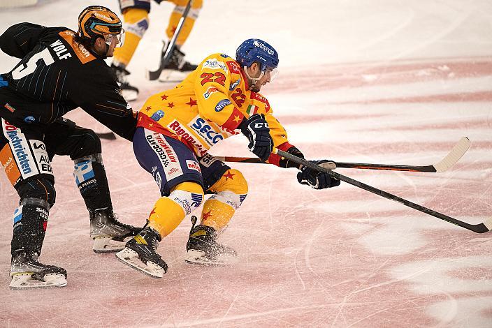 Raphael Wolf (Steinbach Black Wings Linz), Marek Vankus (Migross Supermercati Asiago Hockey 1935) Steinbach Black Wings Linz vs Migross Supermercati Asiago Hockey 1935, 14. Runde ICE Hockey League, Steinbach Black Wings Linz, Linz AG Eisarena 