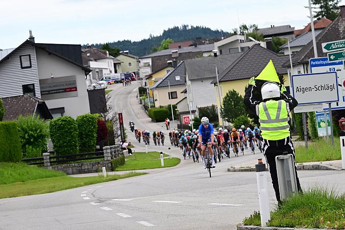 Das Peloton auf der 2. Etappe unterwegs von , Wels nach Aigen - Schlägl, 14. Int. Raiffeisen OÖ-Radrundfahrt UCI Kat. 2.2