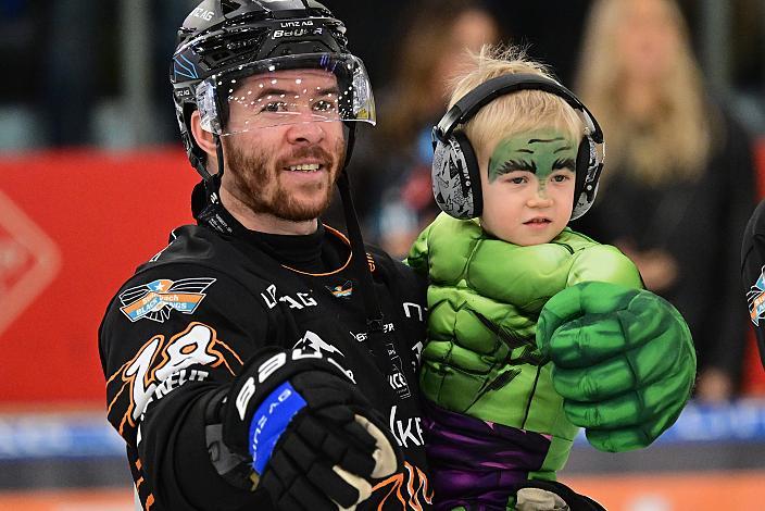 Ken Ograjensek (Steinbach Black Wings Linz) mit Sohn, 16. Runde ICE, Steinbach Black Wings Linz vs Vienna Capitals, Linz AG Eisarena 