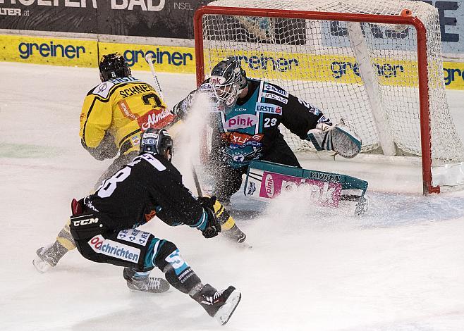 Tormann Michael Ouzas (EHC Liwest Black Wings Linz) klaert vor Peter Schneider (Vienna Capitals)  EHC Liwest Black Wings Linz vs Vienna Capitals, Platzierungsrunde