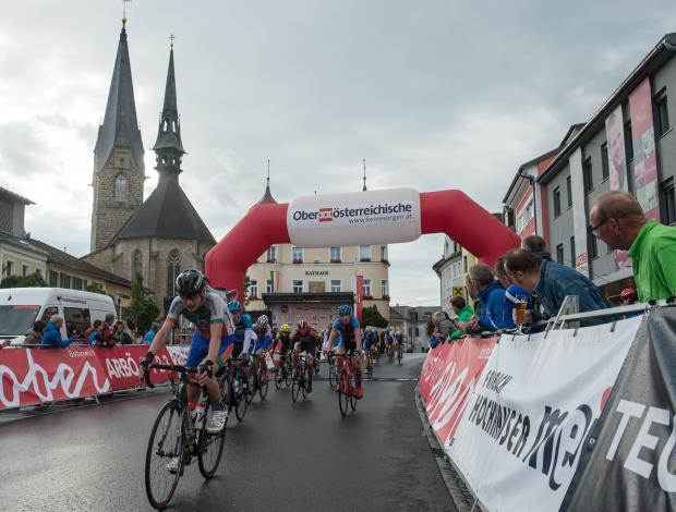 Das Feld im Ziel Bad Leonfelden, 2. Etappe Bad Leonfelden