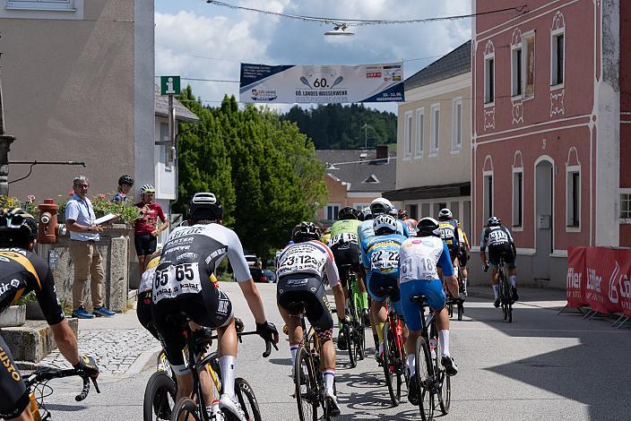 Das Peleton in Hofkirchen, Eferding - Niederkappel,  Int. Raiffeisen Oberösterreich Rundfahrt UCI Kat. 2.2