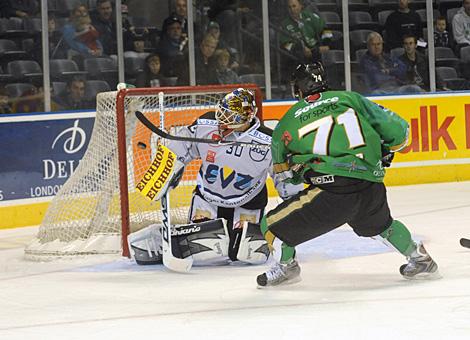 #71 Phil Varone, London Pro Knights scort gegen den Zuger Tormann #30 Jussi Markkanen.