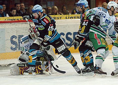 #25 Mark Szuecs, Stuermer, Liwest Black Wings Linz vor dem Tormann  von Olimpija Laibach, Alex Westlund.