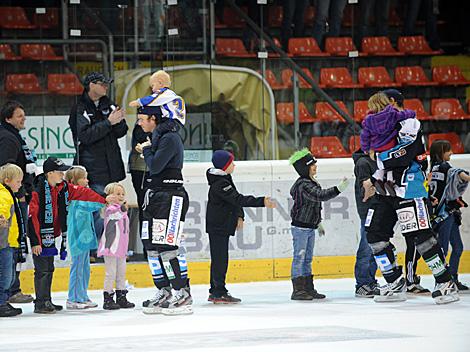 Die Black Wings mit Ihren jungen Fans, EHC Liwest Black Wings Linz vs. Moser Medical Graz 99ers