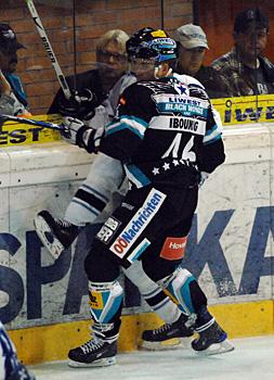 # 46 Christoph Ibounig, Stuermer, EHC Liwest Black Wings Linz checkt einen Ungarn an der Bande.