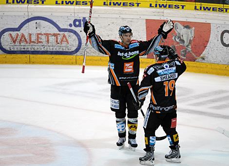 Pat Leahy und Rob Shearer, beide Liwest Black Wings Linz feiern das 2 Tor fuer Linz.