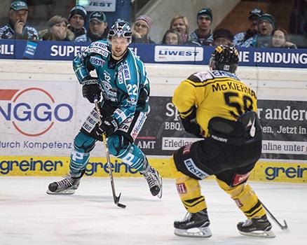 Rick Schofield (EHC Liwest Black Wings Linz) und Ryan Conner McKiernan (UPC Vienna Capitals) EHC Liwest Black Wings Linz vs UPC Vienna Capitals