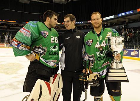 Franklin MacDonald, Liwest Black Wings Linz mit den Turniersiegern ob Schremp und Aam Dennis.