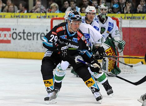 Der Stuermer #29 Markus Matthiasson, EHC Liwest Black Wings Linz, vor dem Tor des  HDD Tilia Olimpija Jjubljana.