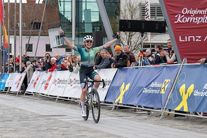 Siegerin Katharina Fox (GER, MAXX-Solar Rose Woman Racing RG) Damen Elite, U23, Radliga, 62. Radsaison-Eröffnungsrennen Leonding, Oberösterreich