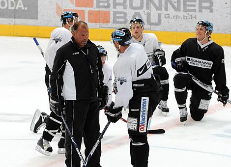 Trainer Kim Collins im Gespraech mit Verteidiger Michael Mayr. 