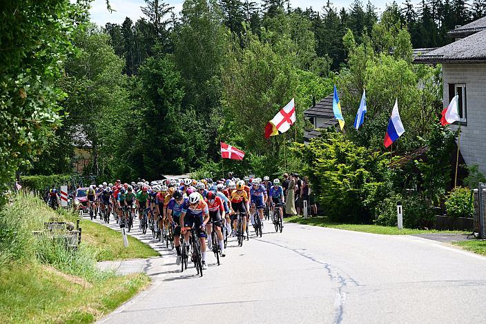 Das Peloton auf der 2. Etappe unterwegs von , Wels nach Aigen - Schlägl, 14. Int. Raiffeisen OÖ-Radrundfahrt UCI Kat. 2.2