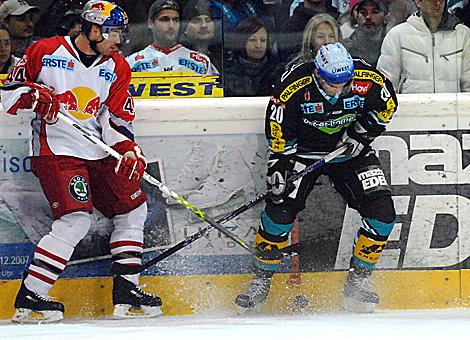 #20 Brad Purdie, Liwest Black Wings Linz erkaempft die Scheibe gegen die #44 Brad Fast, Red Bulls Salzburg.