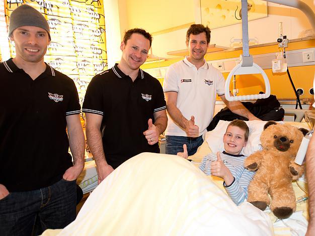 Die Linzer Black Wings, ueberbringen die gesammelten Stofftiere in der Landeskinderklinik Michael Ouzas, Curtis Murphy, Mark Szuecs und ein kleier Patient. 