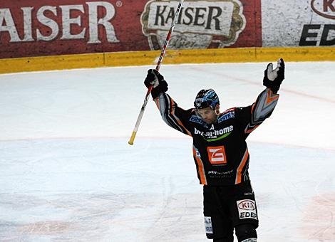 Pat Leahy Liwest Black Wings Linz jubelt ueber das 3 zu 0 gegen KHL Medvescak Zagreb 