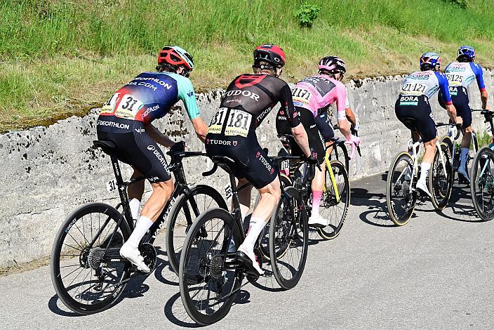 Die Favoritengruppe, Felix Gall (AUT, Decathlon CMA CGM Team), Michael Storer (CAN, Tudor Pro Cycling Team), Im Rosa Trikot des Gesamtführenden des Giro d´ Italia Jonas Vingegaard (DEN, Team Visma - Lease a Bike), Jai Hindley (AUS, Red Bull - BORA - hansgrohe), 19 Etappe. Feltre  -  Alleghe (Piani di Pezze)   (151km) 109. Giro d Italia