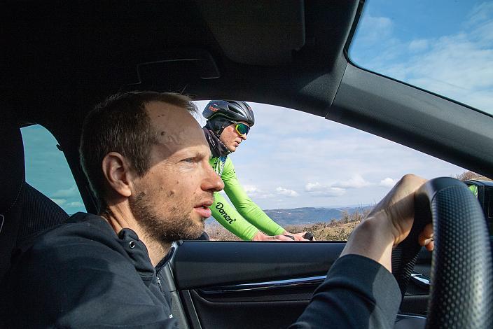 Sportlicher Leiter Matej Mugerli (SLO, Hrinkow Advarics), Jaka Primozic (SLO, Hrinkow Advarics) Trainingscamp Porec, Kroatien, Team Hrinkow Advarics Cycleang, UCI Continental Team, 